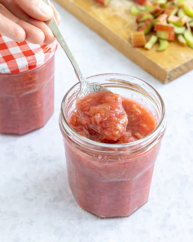 RABARBERCOMPOTE! Het duurde dit jaar iets langer dan normaal, maar afgelopen weekend zag ik eindelijk prachtige rode rabarberstelen in de schappen liggen. Ik dook direct de keuken in om er een rabarbercompote van te maken.⁠
⁠
Deze zalige compote is echt een aanrader! Heerlijk in een bakje yoghurt, door een cake(beslag) of bij een schaaltje ijs.⁠
⁠
Reageer met RABARBER en ik stuur je direct het recept toe via een dm.⁠
⁠
#rabarber #compote #rabarbercompote #rhubarb #vegetables #bakken⁠
⁠
https://www.laurasbakery.nl/rabarbercompote/